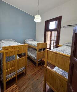 een kamer met 3 stapelbedden en een raam bij Alojamiento Zona Parque in Paraná