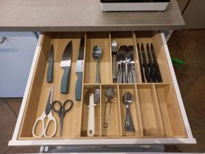 un cassetto con forbici e altri utensili da cucina di Dimora degli Gnomi a Tirano