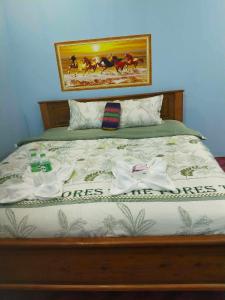 Una cama con una imagen de caballos. en Anan guesthouse, en Don Det