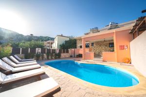 una piscina nel cortile di una casa di Nemesis a Plátanos