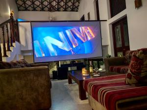 TV a/nebo společenská místnost v ubytování Shambhala