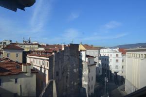 uitzicht op een groep gebouwen in een stad bij La Dimora della Luna Appartamento Rosso in Trieste