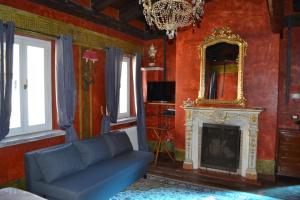 een woonkamer met een bank en een spiegel bij La Dimora della Luna Appartamento Rosso in Trieste
