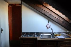 een keuken met een spoelbak en een fornuis bij La Dimora della Luna Appartamento Rosso in Trieste +4 foto's