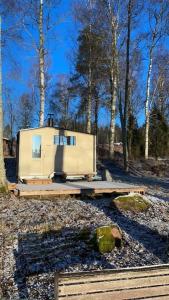 Bygningen som campingpladsen ligger i