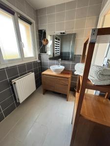 Et badeværelse på Belle maison proche de la mer + 19 billeder