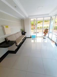 an empty lobby with a couch in a building at Quarto no centro de Foz do Iguaçu in Foz do Iguaçu