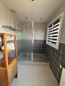 Et badeværelse på Belle maison proche de la mer