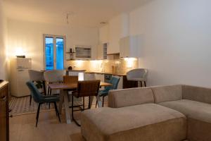 un soggiorno con un divano, un tavolo e delle sedie di Chez Jojo a Port-Vendres