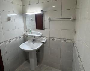 Et badeværelse på 1BHK Fully Furnished Apartment