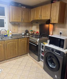 Køkken eller tekøkken på 1BHK Fully Furnished Apartment