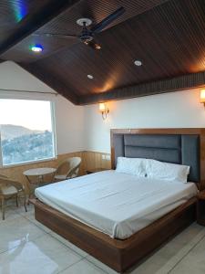 En eller flere senge i et værelse på Sunrise Villa