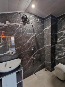 Et badeværelse på Sunrise Villa + 26 billeder