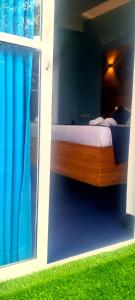 een slaapkamer met een bed in een kamer met een raam bij Off grid Ella Homestay in Ella +22 foto's