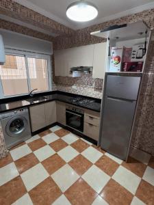 eine Küche mit einem karierten Boden in der Unterkunft My home in Tétouan