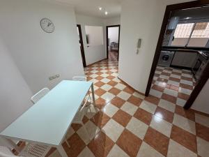 ein Zimmer mit einem weißen Tisch und Fliesenboden in der Unterkunft My home in Tétouan + 14 Fotos