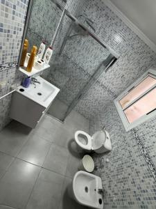 ein Badezimmer mit Toilette und Waschbecken in der Unterkunft My home in Tétouan
