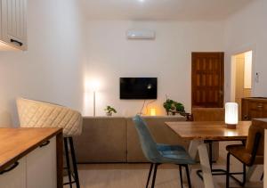 un soggiorno con un divano e un tavolo di Chez Jojo a Port-Vendres