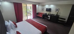 TV a/nebo společenská místnost v ubytování LTH Las Terrenas Hotel