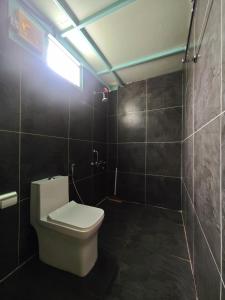 Koupelna v ubytování Teji's Riverside Cottages