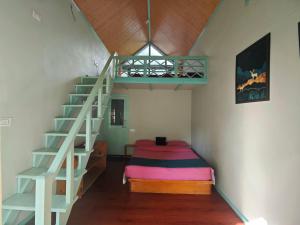 een slaapkamer met een stapelbed en een trap bij Teji's Riverside Cottages in Kasol +8 foto's