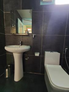 Koupelna v ubytování Teji's Riverside Cottages