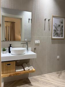 ein Badezimmer mit Waschbecken und Spiegel in der Unterkunft Arcos de Santa Marta in Córdoba
