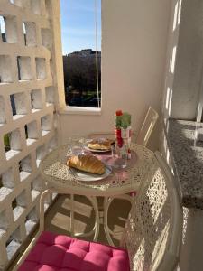 un tavolo con un piatto di cibo su un balcone di Apartment Beauty a Pola (Pula)