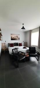 un soggiorno con un letto e due sedie di B & B Victors Hof, met zwemvijver en leuke diertjes a Lievegem