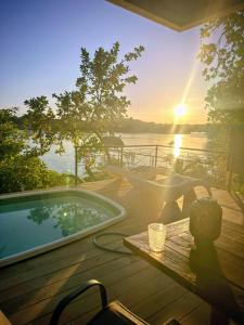einen Whirlpool auf einer Terrasse mit Blick auf das Wasser in der Unterkunft Villas Isla Escondida in Boca Chica