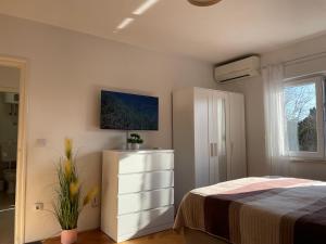 una camera da letto con un letto e una cassettiera di Apartment Beauty a Pola (Pula)
