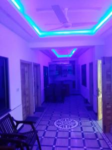 een kamer met paars en groen licht aan het plafond bij Skylark in Dargai