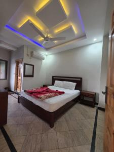 een slaapkamer met een bed met een plafond bij Skylark in Dargai