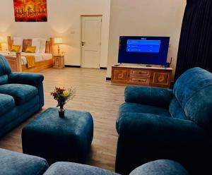 Μια τηλεόραση ή/και κέντρο ψυχαγωγίας στο King Castle Lake Front By Laksam +10 φωτογραφίες