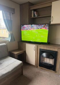 TV a/nebo společenská místnost v ubytování Cozy Caravan at Tower Lawn, Haggerston Castle Perfect Family Getaway