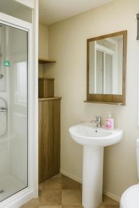 Koupelna v ubytování Cozy Caravan at Tower Lawn, Haggerston Castle Perfect Family Getaway