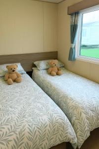 Postel nebo postele na pokoji v ubytování Cozy Caravan at Tower Lawn, Haggerston Castle Perfect Family Getaway + 4 fotografie