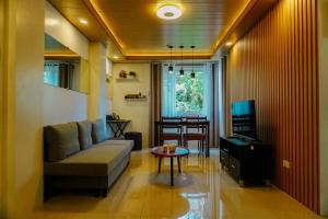 碧瑶Schwesti's Lodge的客厅里有一张沙发和一张桌子。