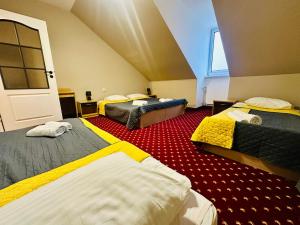 Zimmer mit 3 Betten im Dachgeschoss in der Unterkunft Zajazd Piękna Góra in Goldap + 41 Fotos