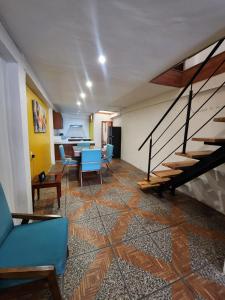 a living room with a staircase and a table and chairs at Corazón de Atlixco in Atlixco
