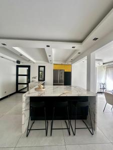 Køkken eller tekøkken på Appartement de standing avec piscine et accès plage - Le Gosier