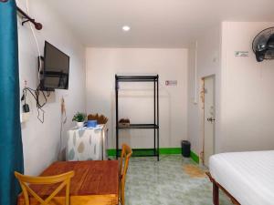 TR Bungalow في Ban Tha Rua: غرفة مع طاولة ومرآة وسرير +41 صورة