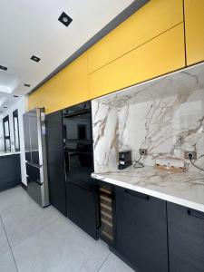 Køkken eller tekøkken på Appartement de standing avec piscine et accès plage - Le Gosier + 9 billeder