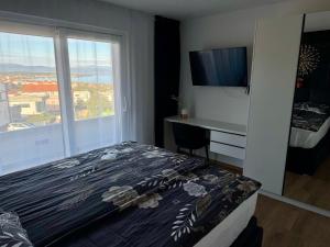 une chambre avec un lit, un bureau et une fenêtre dans l'établissement Villa TEREZA Luxury Sea View Villa for Families & Romantic Getaways, à Sveti Vid-Miholjice