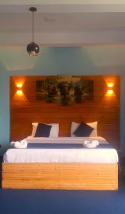 een slaapkamer met een groot bed met twee lampen erop bij Off grid Ella Homestay in Ella