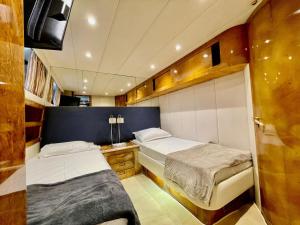een kleine slaapkamer met 2 bedden in een boot bij Mimou Accommodation breakfast on yacht in Yasmine +92 foto's