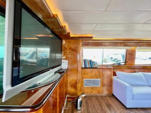 een woonkamer met een grote flatscreen-tv bij Mimou Accommodation breakfast on yacht in Yasmine