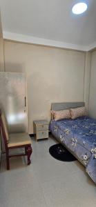 una camera da letto con un letto e una sedia di Temesegen Hotel ad Axum Altre 5 foto