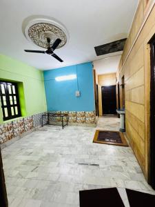 een kamer met een plafondventilator en een tegelvloer bij Hostel Desert Routes in Jaisalmer