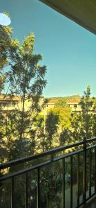 balcone con vista sugli alberi e sugli edifici di Temesegen Hotel ad Axum